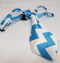 Cargar imagen en el visor de la galería, Corbata para perro o gato blanca con grecas azules

