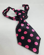 Cargar imagen en el visor de la galería, Corbata para perro o gato negra con puntos rosas
