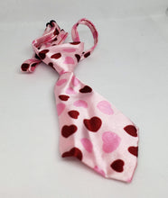 Cargar imagen en el visor de la galería, Corbata para perro o gato rosa con corazones
