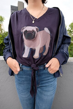 Cargar imagen en el visor de la galería, Blusa azul marino, estampado perro Pug
